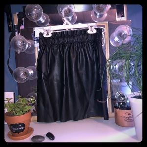 H&M faux leather skirt Sz Small w/ pockets